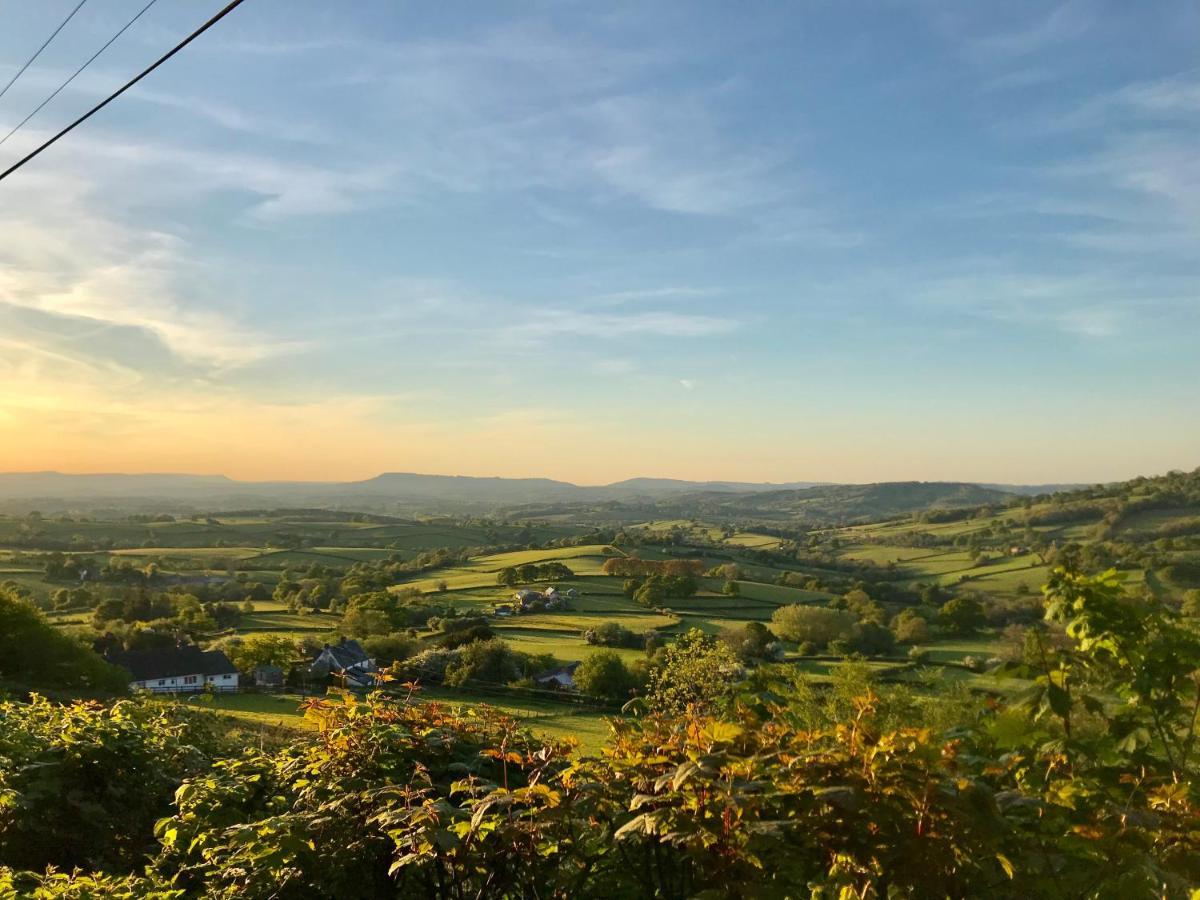 Harrys Hideout - Shepherd'S Huts At Harrys Cottages Pen-y-Clawdd Екстериор снимка