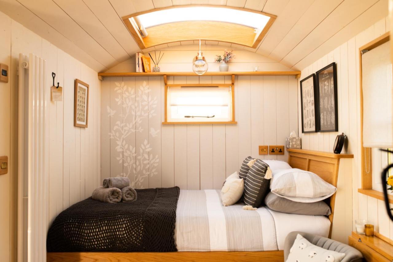 Harrys Hideout - Shepherd'S Huts At Harrys Cottages Pen-y-Clawdd Екстериор снимка