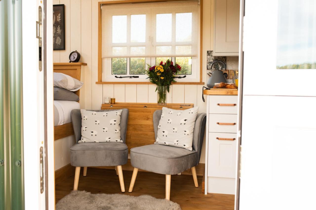 Harrys Hideout - Shepherd'S Huts At Harrys Cottages Pen-y-Clawdd Екстериор снимка
