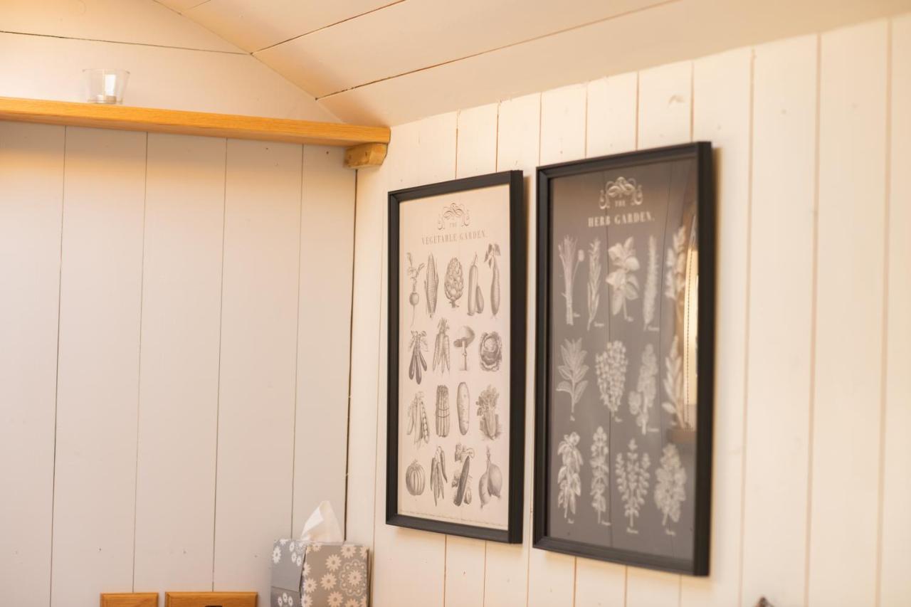 Harrys Hideout - Shepherd'S Huts At Harrys Cottages Pen-y-Clawdd Екстериор снимка