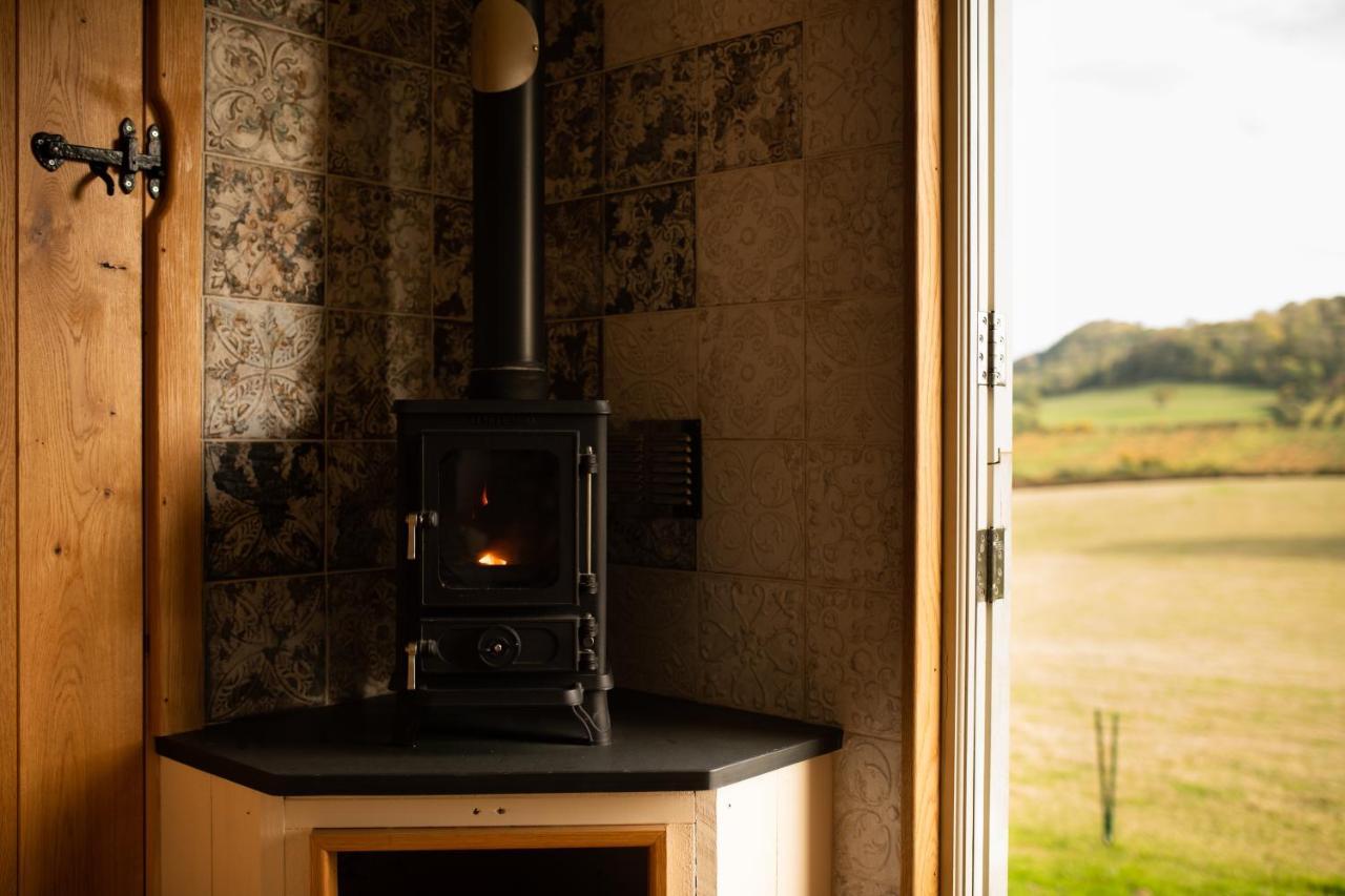 Harrys Hideout - Shepherd'S Huts At Harrys Cottages Pen-y-Clawdd Екстериор снимка