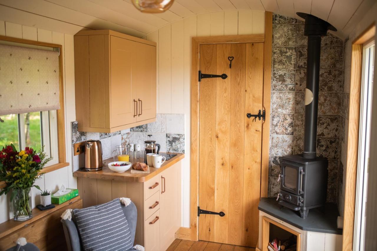 Harrys Hideout - Shepherd'S Huts At Harrys Cottages Pen-y-Clawdd Екстериор снимка