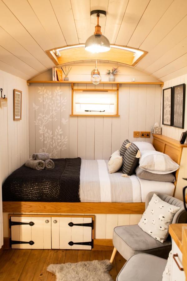 Harrys Hideout - Shepherd'S Huts At Harrys Cottages Pen-y-Clawdd Екстериор снимка
