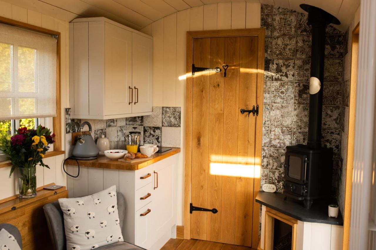 Harrys Hideout - Shepherd'S Huts At Harrys Cottages Pen-y-Clawdd Екстериор снимка