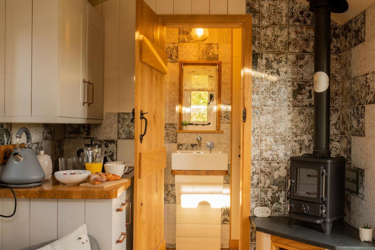 Harrys Hideout - Shepherd'S Huts At Harrys Cottages Pen-y-Clawdd Екстериор снимка