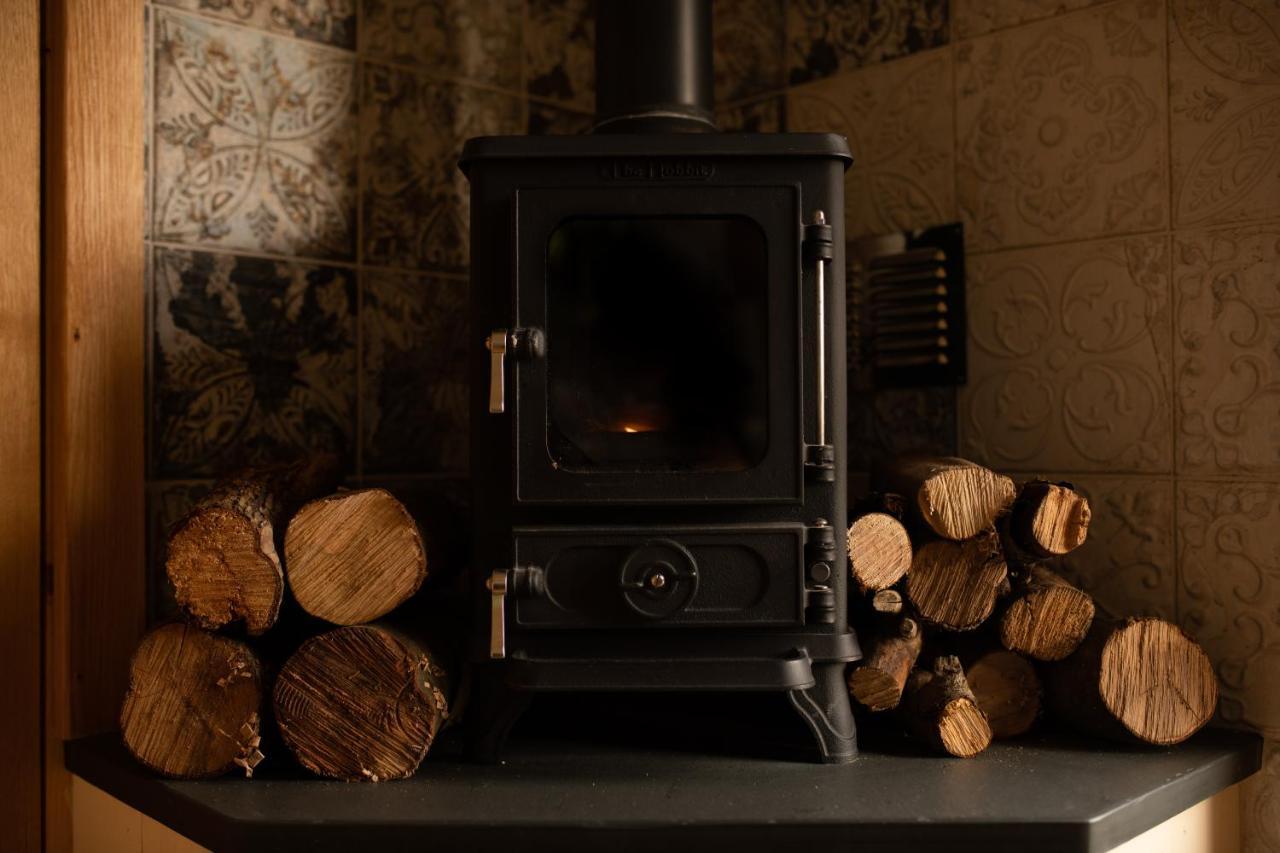 Harrys Hideout - Shepherd'S Huts At Harrys Cottages Pen-y-Clawdd Екстериор снимка