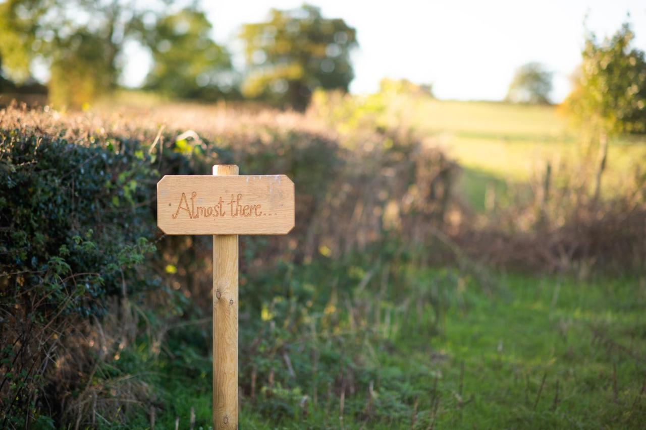 Harrys Hideout - Shepherd'S Huts At Harrys Cottages Pen-y-Clawdd Екстериор снимка
