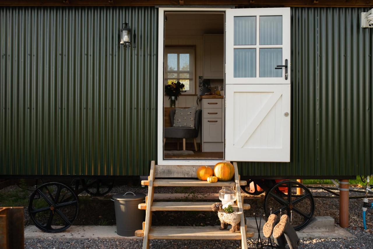 Harrys Hideout - Shepherd'S Huts At Harrys Cottages Pen-y-Clawdd Екстериор снимка