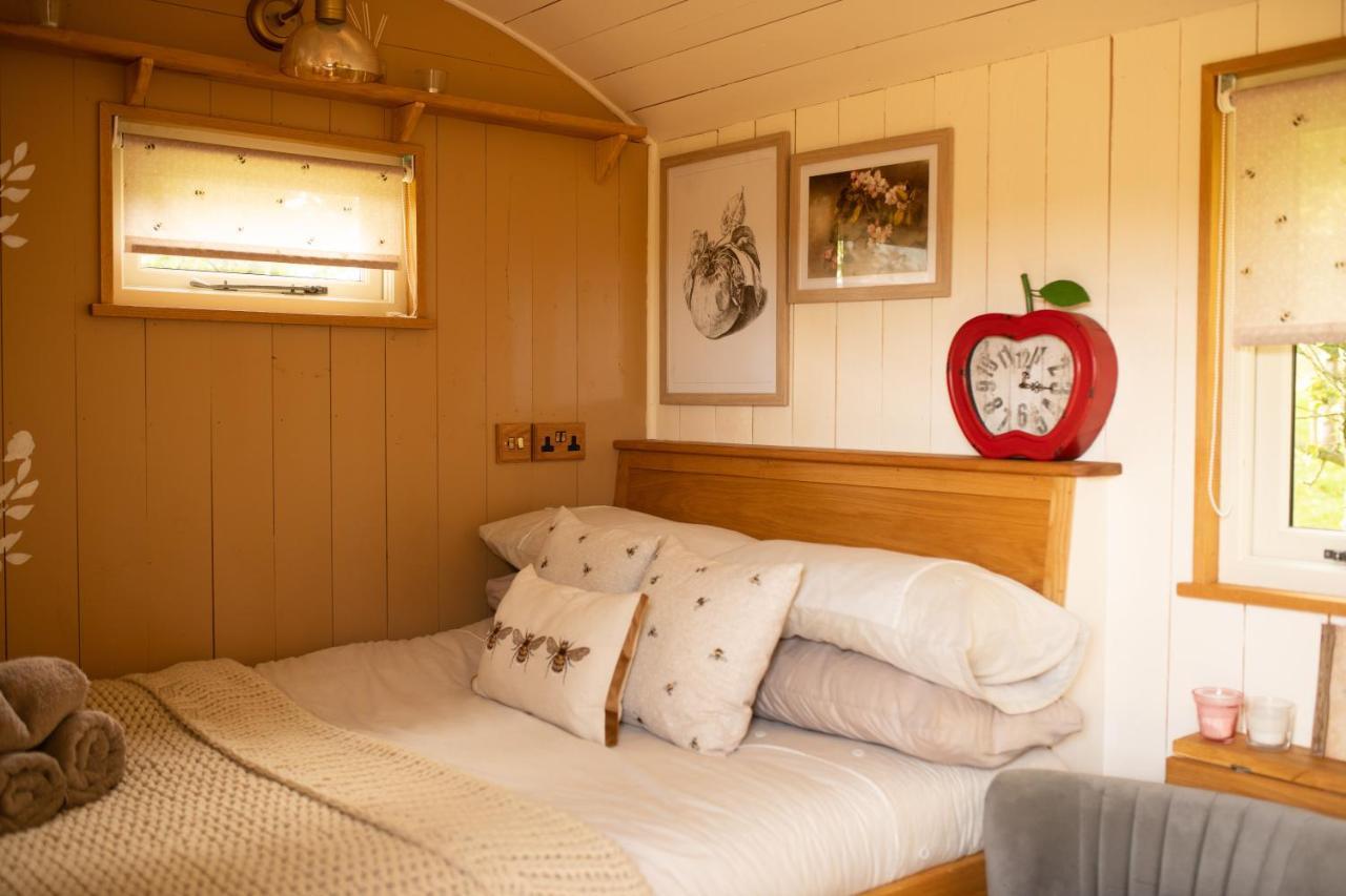 Harrys Hideout - Shepherd'S Huts At Harrys Cottages Pen-y-Clawdd Екстериор снимка