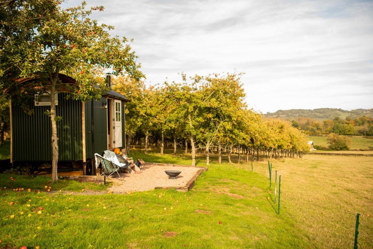 Harrys Hideout - Shepherd'S Huts At Harrys Cottages Pen-y-Clawdd Екстериор снимка