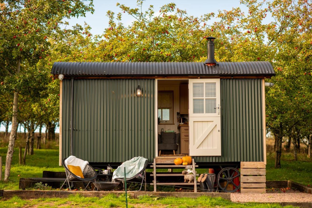 Harrys Hideout - Shepherd'S Huts At Harrys Cottages Pen-y-Clawdd Екстериор снимка