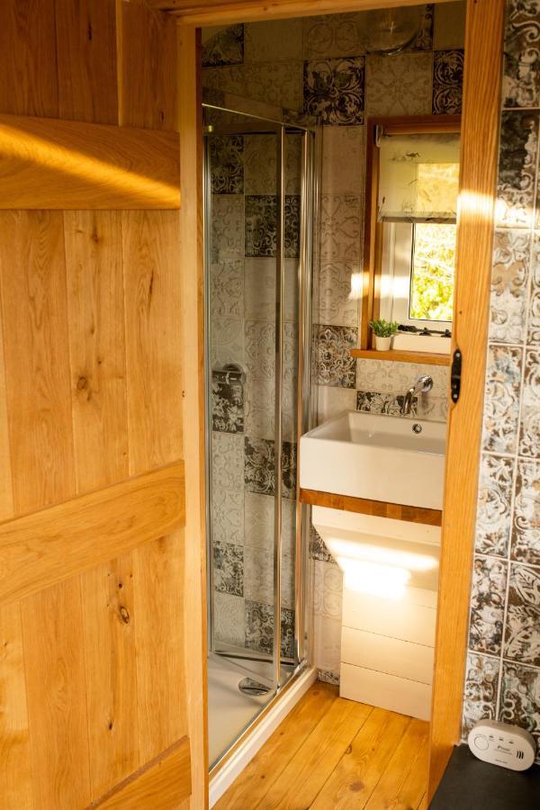 Harrys Hideout - Shepherd'S Huts At Harrys Cottages Pen-y-Clawdd Екстериор снимка