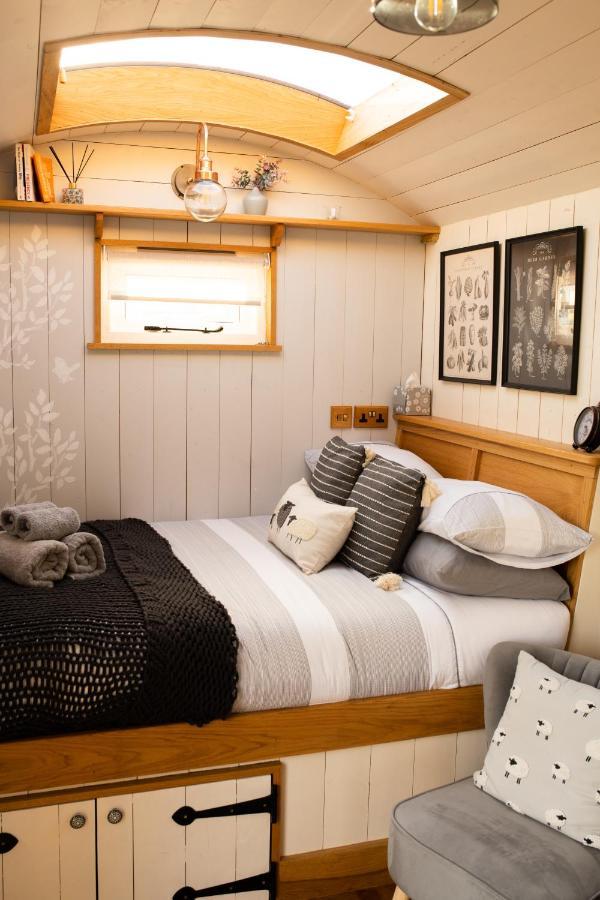 Harrys Hideout - Shepherd'S Huts At Harrys Cottages Pen-y-Clawdd Екстериор снимка
