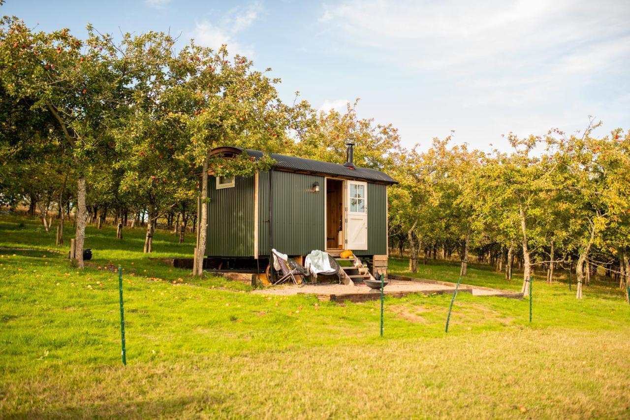 Harrys Hideout - Shepherd'S Huts At Harrys Cottages Pen-y-Clawdd Екстериор снимка