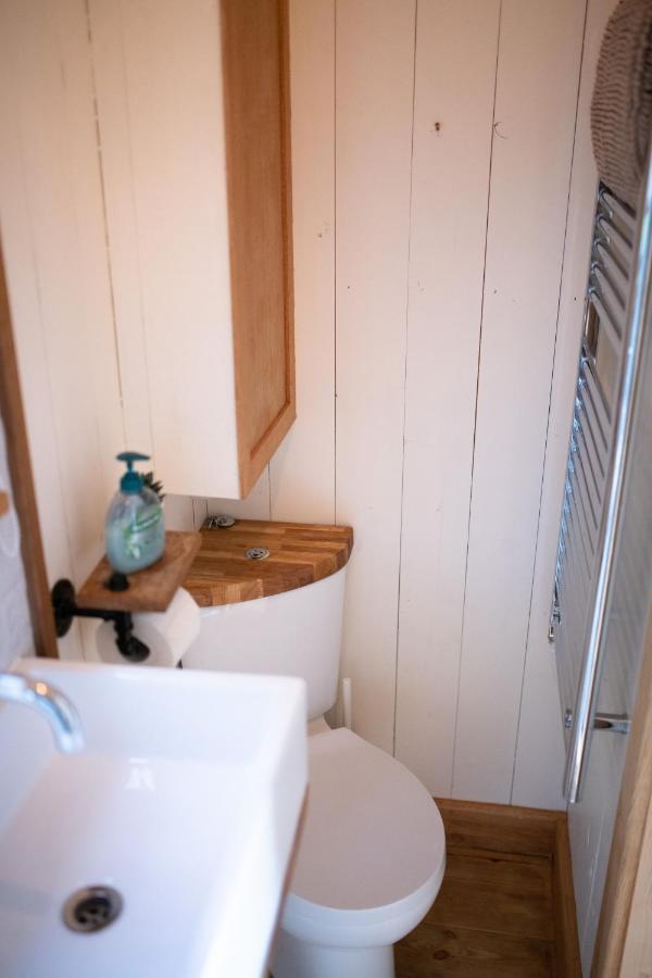 Harrys Hideout - Shepherd'S Huts At Harrys Cottages Pen-y-Clawdd Екстериор снимка