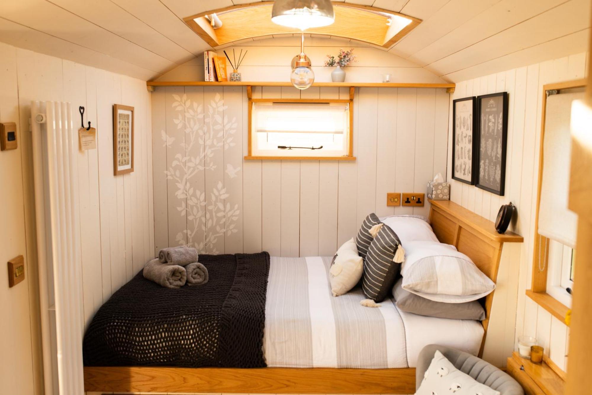 Harrys Hideout - Shepherd'S Huts At Harrys Cottages Pen-y-Clawdd Стая снимка