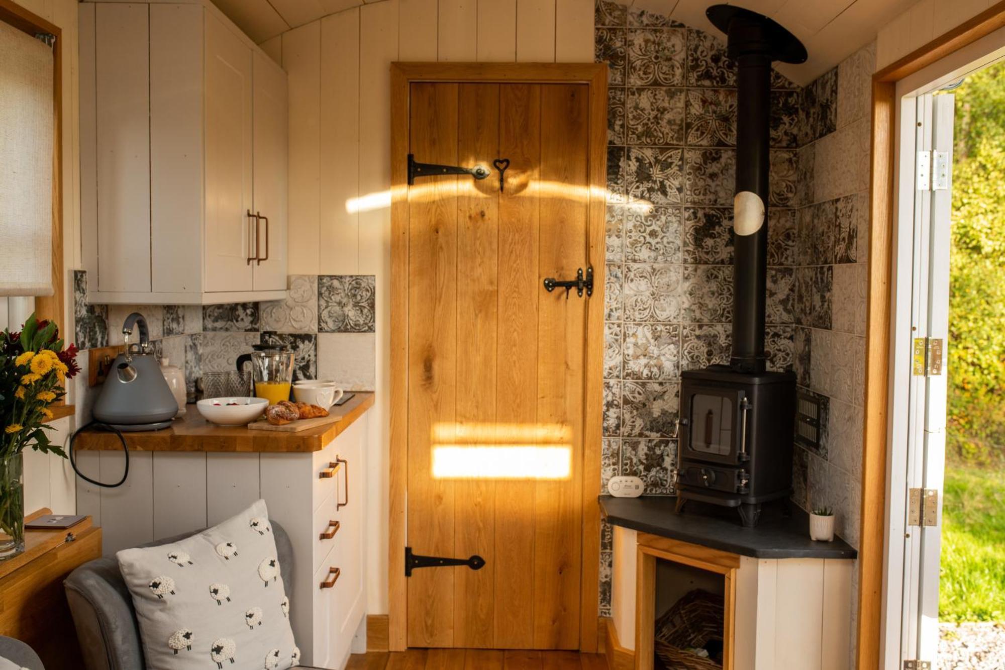 Harrys Hideout - Shepherd'S Huts At Harrys Cottages Pen-y-Clawdd Стая снимка